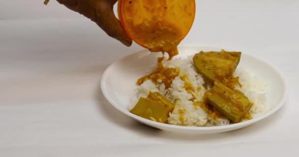 Χέρι Μιας Γυναίκας Ρίχνει Ινδική Σπιτική Σάλτσα Μάνγκο Στο Ρύζι — Αρχείο Βίντεο
