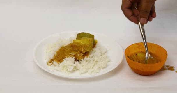 Vrouwelijke Hand Roeren Indiase Zelfgemaakte Mango Curry Rijst Met Lepel — Stockvideo