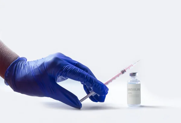 医師の手による医療用手袋ワクチン注射器を持っている — ストック写真