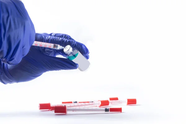 Medico Inserisce Vaccino Una Siringa Sfondo Bianco — Foto Stock
