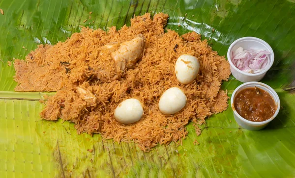 Kurczak Biryani Podawany Raitą Cebulą Liściu Banana Popularny Indyjski Nie — Zdjęcie stockowe