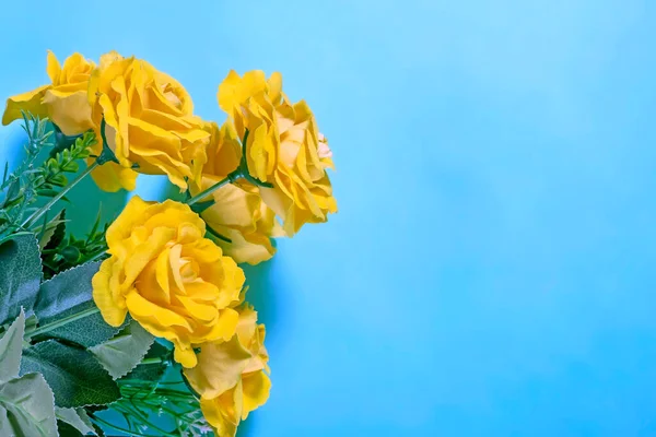 Buquê Rosas Amarelas Fundo Azul — Fotografia de Stock
