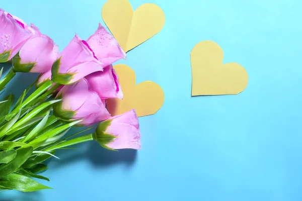 Букет Рожевих Троянд Жовтих Сердець Синьому Фоні — стокове фото