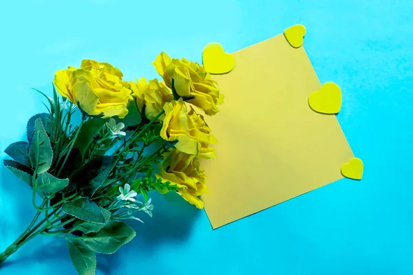 Букет Жовтих Троянд Паперовою Нотою Сердечками Синьому Фоні — стокове фото