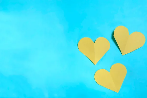 Поняття Валентина Жовті Паперові Серця Синьому Тлі — стокове фото