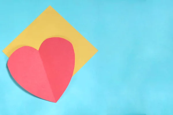 Червоний Паперовий Серце Жовта Листівка Синьому Фоні День Святого Валентина — стокове фото
