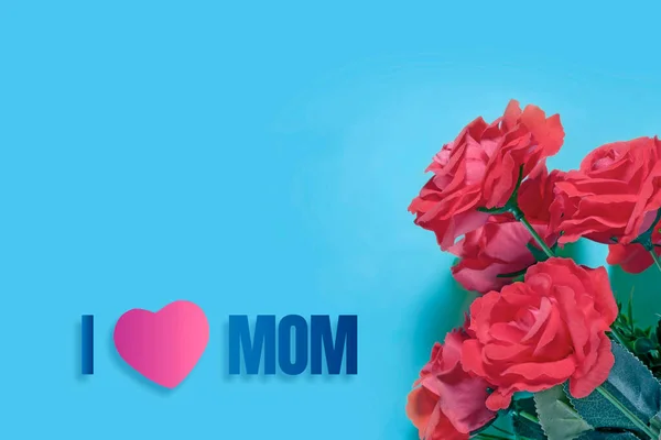 Dzień Matki Tło Czerwonymi Różami Tekst Kocham Mamę Niebieskim Tle — Zdjęcie stockowe
