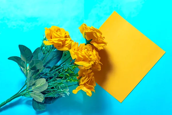 Букет Жовтих Троянд Жовтого Паперу Синьому Фоні — стокове фото