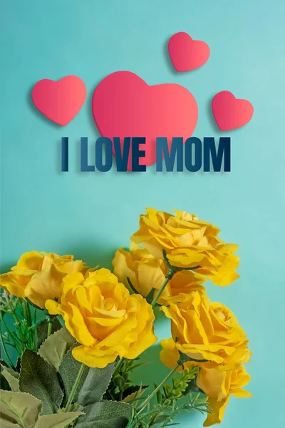 Kocham Mamę Pozdrowienia Bukietem Żółtych Róż Serc Niebieskim Tle — Zdjęcie stockowe