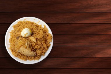 Ahşap arka planda tavuk biryani tabağının üst görüntüsü. en üstteki görünüm