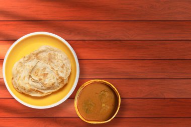 Hint yemeği parotta ve ahşap arka planda tavuk sosu.