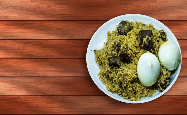 白盘上有蛋 木桌上有蛋 一种受欢迎的印度非素食菜 顶部视图 — 图库照片