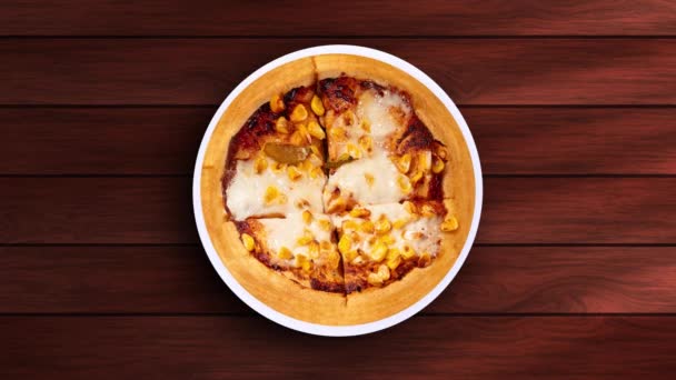 Περιστρεφόμενη Πίτσα Γλυκό Καλαμπόκι Ξύλινο Τραπέζι Φόντο Άνω Όψη — Αρχείο Βίντεο
