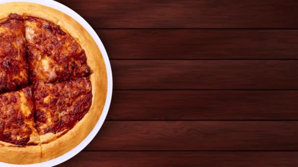 マルゲリータ ピザを木製テーブルの上で回転させる — ストック動画