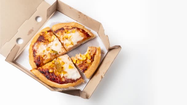 停止吃白色背景纸板箱里的美味玉米披萨的动作动画 — 图库视频影像