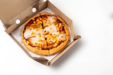 Beyaz arka planda izole edilmiş karton kutuda pizza. Üst görünüm.