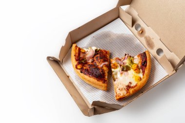 Karton bir kutuda izole edilmiş iki dilim pizza. Margherita Pizza ve Paneer Pizza Carton 'da.
