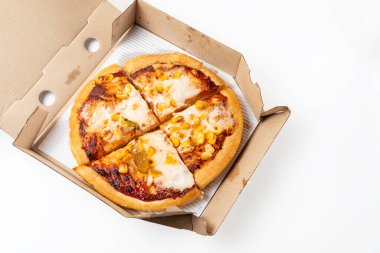 Karton kutuda pizza, beyaz arka planda..