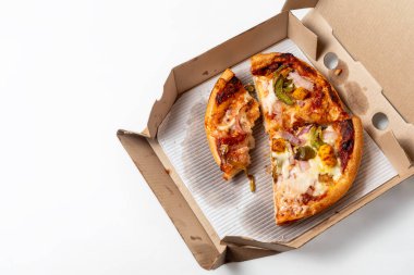 Beyaz arka planda izole edilmiş açık kartondan pizza kutusunda kalan pizza..