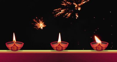 Hint Hindu festivali kutlamalarında siyah arka planda patlayan havai fişeklerle birlikte gaz lambası yanıyor..