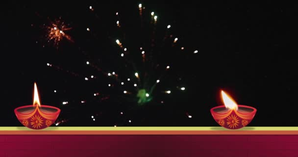 インドのヒンドゥー祭りの祭典中に黒い背景に花火で壁に燃えるオイルランプ — ストック動画