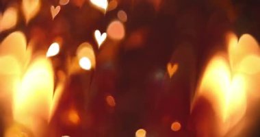 Siyah arka plan üzerinde bokeh etkisi olan parlayan bir kalp. Romantik Soyut Hareket Arkaplanı. Sevgililer Günü, Festival Etkinliği, Düğün Konfeti, Noel, Diwali, Kutlama, Yeni Yıl.