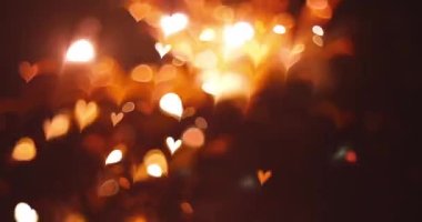 Siyah arka planda parlayan kalp bokeh etkisi. Romantik Soyut Hareket Arkaplanı. Sevgililer Günü, Festival Etkinliği, Düğün Konfeti, Noel, Diwali, Kutlama, Yeni Yıl.