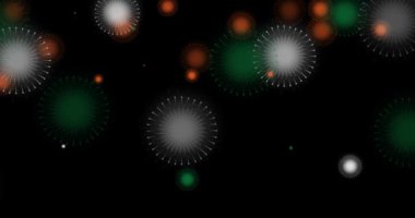 Siyah arka planda Hindistan ulusal bayrağı renginde güzel havai fişekler. Hareket Canlandırması.