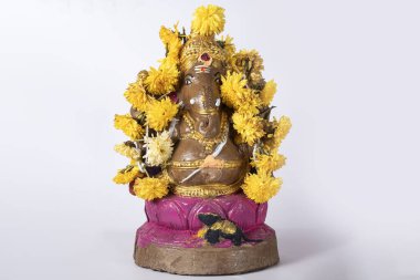 Ganesh Chaturthi - Beyaz arka planda çelengi olan güzel boyanmış Ganesh heykeli.