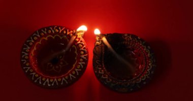 Kırmızı arka planda gaz lambası yanıyor. Diwali kutlaması, ışık festivali, Karthika Deepam Festivali.