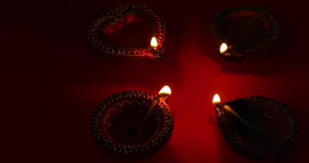 Lámpara Aceite Ardiendo Fondo Rojo Diwali Celebración Festival Luces Karthika — Vídeo de stock