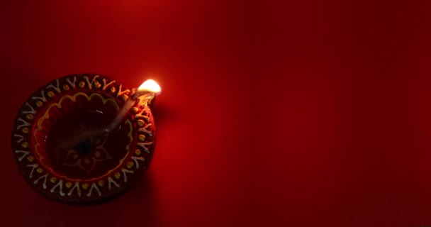 Olielamp Branden Rode Achtergrond Diwali Viering Festival Van Het Licht — Stockvideo