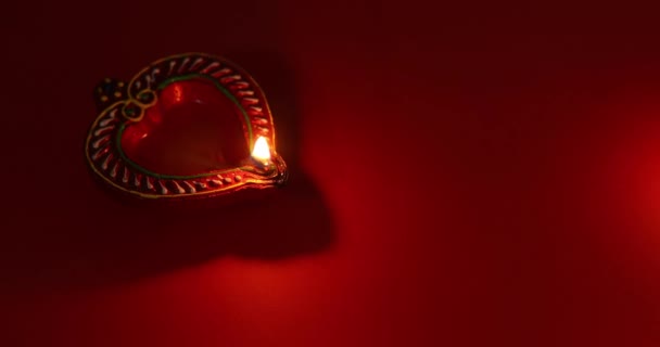 Lámpara Aceite Ardiendo Fondo Rojo Diwali Celebración Festival Luces Karthika — Vídeo de stock