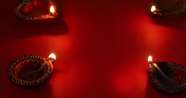 Масляная Лампа Горит Фейерверками Красном Фоне Празднование Дивали Фестиваль Дипам — стоковое видео