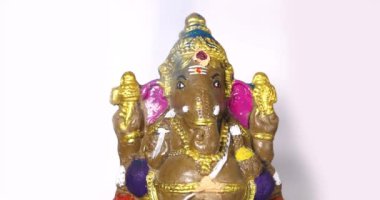 Hindu tanrısı Ganesha 'nın mavi ışıltılı parçacıklar serpiştirilmiş bir heykelinin yakın çekim görüntüsü..