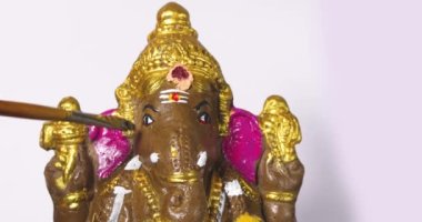 Bir sanatçı Hindistan 'da Ganesha Chaturthi' nin anısına Ganesha heykeline son dokunuşları yapar..