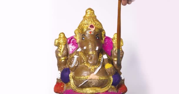 Καλλιτέχνης Βάζει Τις Τελευταίες Πινελιές Ένα Πηλό Άγαλμα Ganesha Κατά — Αρχείο Βίντεο