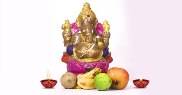 Ganesha Chaturthi Festival Celebra Rociando Flores Escultura Del Dios Hindú — Vídeos de Stock