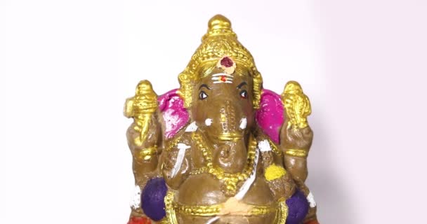 Close Uma Estátua Deus Hindu Ganesha Polvilhado Com Partículas Brilho — Vídeo de Stock