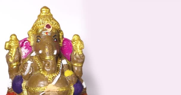 Posąg Hinduskiego Boga Ganesha Czytuje Posypywany Błękitnymi Błyskotkami Nad Głową — Wideo stockowe