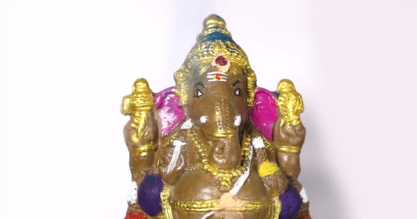Close Opname Van Een Standbeeld Van Hindoe God Ganesha Besprenkeld — Stockvideo