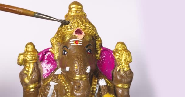 Καλλιτέχνης Ζωγραφίζει Ένα Πήλινο Είδωλο Ganesha Κατά Διάρκεια Του Φεστιβάλ — Αρχείο Βίντεο