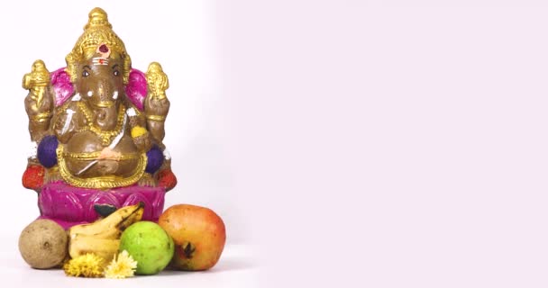 ガネーシャ チャタチー祭りは ガネーシャ彫刻に花を振りかけることによって ヒンドゥー教の神ガネーシャと果実のガネーシャ彫刻で祝われます — ストック動画