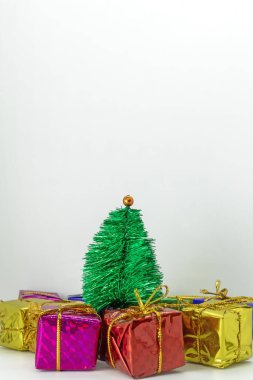 Yılbaşı ağacı ve renkli hediye kutuları beyaz zemin üzerinde metin için kopya alanı ile.
