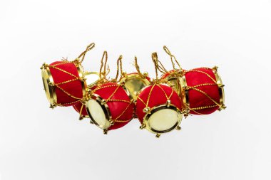 Beyaz arka planda izole edilmiş Noel dekorasyonu.