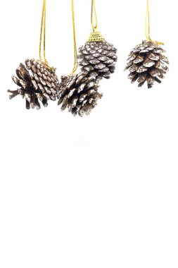 Beyaz arka planda fotokopi alanı olan bir Noel süsü. Yeni yıl ve Noel konsepti.