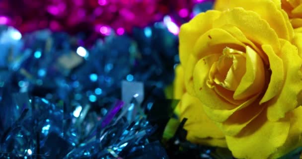 Trandafir Galben Artificial Partea Sus Fundalului Sclipitor Albastru Roz Spațiu — Videoclip de stoc