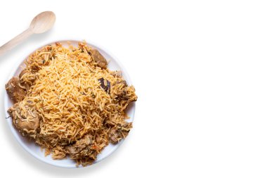 Koyun biryani popüler bir Hint yemeğidir. Beyaz arka planda beyaz tabakta servis edilen lezzetli koyun eti biryani ve ahşap kaşık manzarası.
