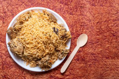Mutton Biryani, beyaz tabakta servis edilen lezzetli ve mis kokulu bir Hint yemeğidir..
