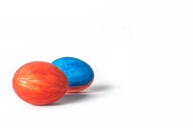 Beyaz arka planda izole edilmiş renkli paskalya yumurtaları ve fotokopi alanı. Mutlu Paskalyalar.